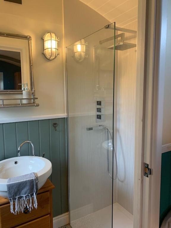 Shepherds Hut With Scandinavian Hot Tub And Hydromassager Sway Exterior photo