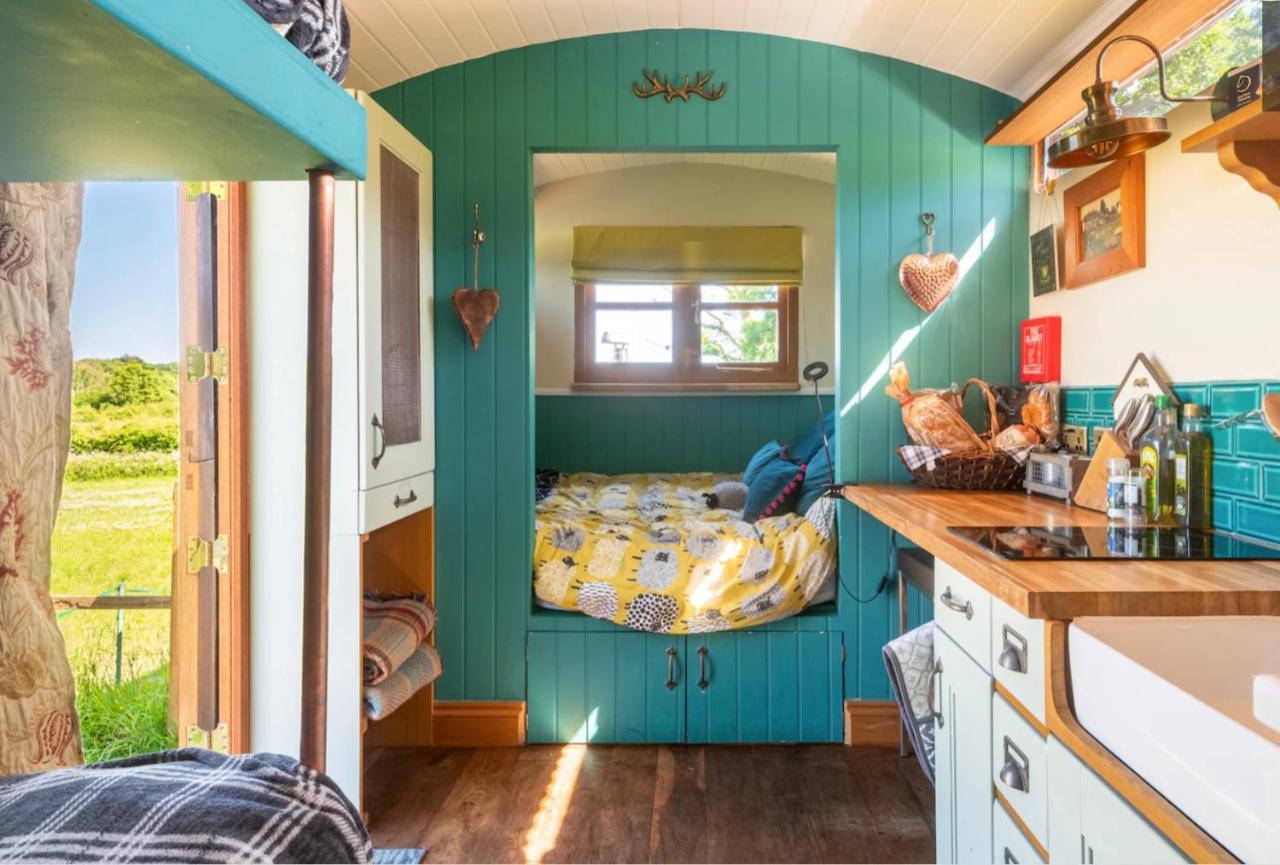 Shepherds Hut With Scandinavian Hot Tub And Hydromassager Sway Exterior photo