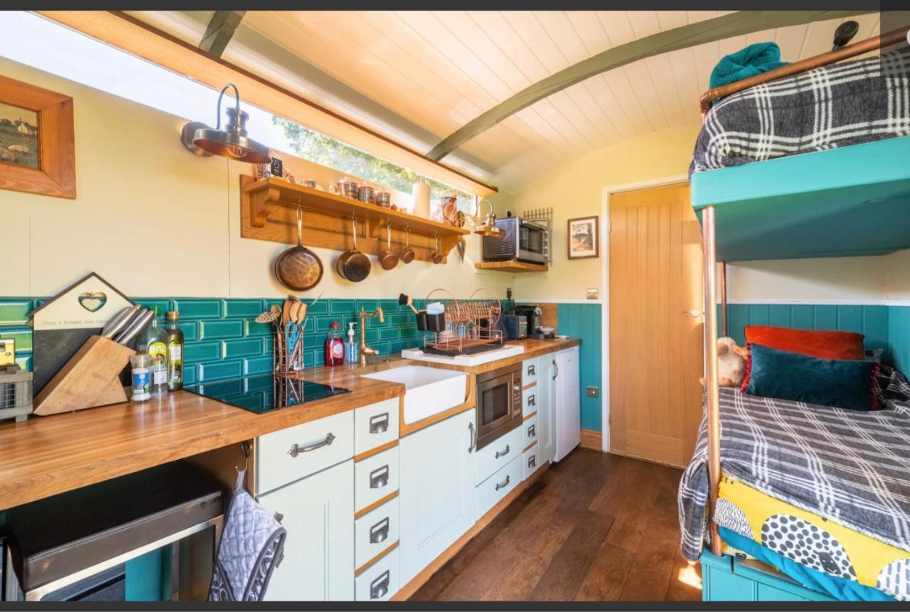 Shepherds Hut With Scandinavian Hot Tub And Hydromassager Sway Exterior photo