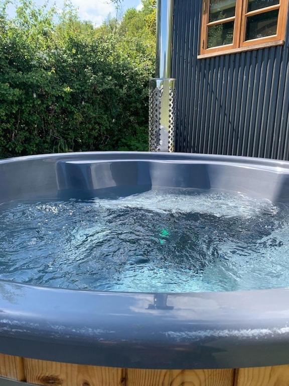 Shepherds Hut With Scandinavian Hot Tub And Hydromassager Sway Exterior photo